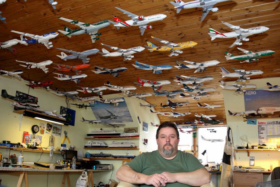 Modelbygger Benny Påske fra Ølgod, har en samling af 300 fly..