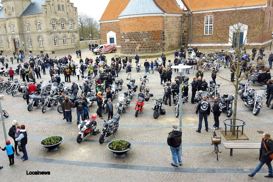Reportage. Skærtorsdag - Motorcykel komsammen på Torvet i Varde.