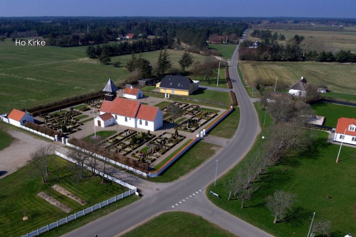 I dette indslag fortæller sognepræst Peter Gjelstrup, et par sjove historier fra Ho Kirke.
