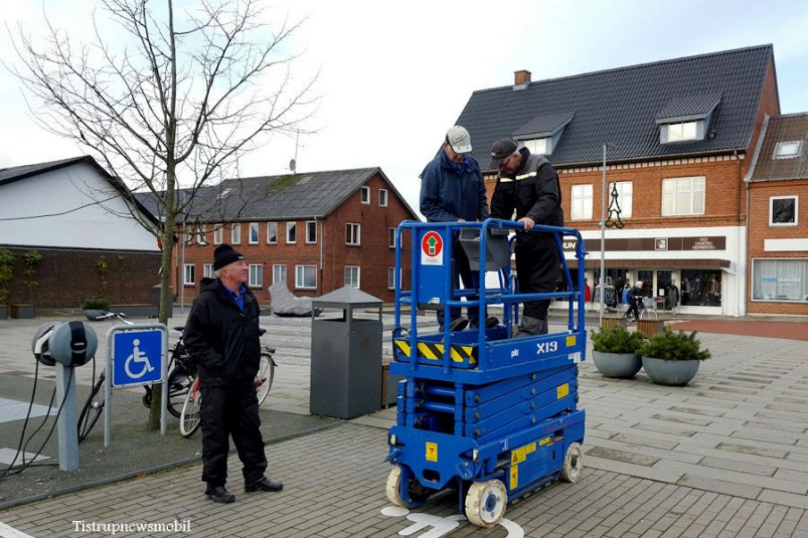 Så kom julepynten op i Tistrup..