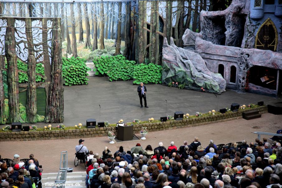 Indslag/billeder - Kom med både bag og foran scenen på årets "Shrek - The musical" ved Sommerspillet i Varde..