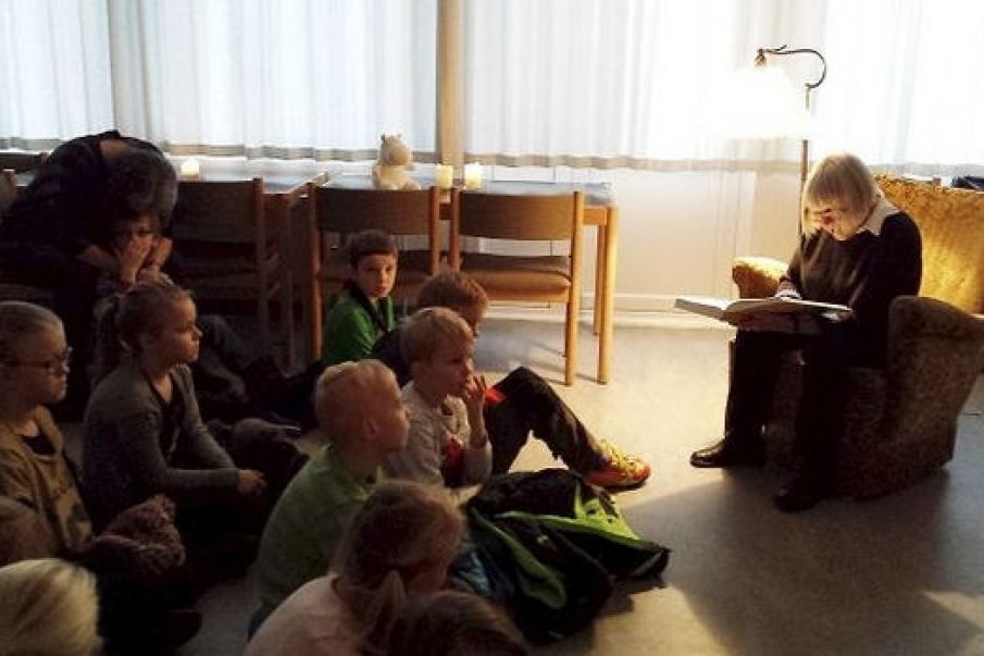 Ølgod Bibliotek havde inviteret 25 børn fra 2. klasserne på Ølgod Skole til højtlæsning i det gryende morgenlys