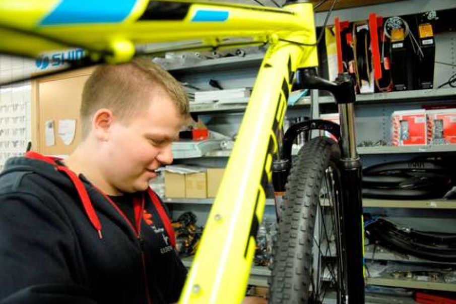 Tonny Nielsen har ansat sit barnebarn, Martin Jensen hos Fri Bikeshop i Ølgod.