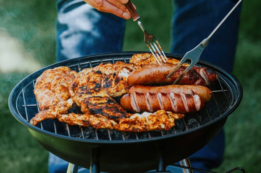 Hodde griller sammen ved forsamlingshuset