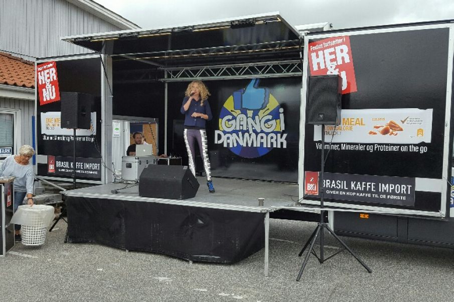Sangerinde Anna David besøgte Stark i Ølgod, vi fik en snak med hende