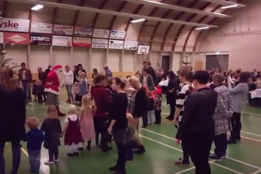 Video: Møllehusets Venner havde lørdag formiddag inviteret til juletræsfest i Hodde-Tistrup Hallen.